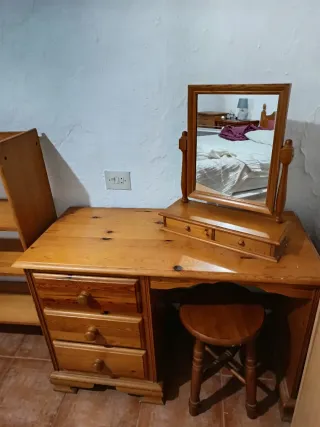 Mesita de noche de madera y comodas