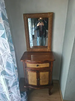 Mueble tocador con espejo de mimbre y madera