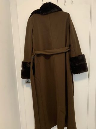 Chaqueta larga marrón con cuello de pelo