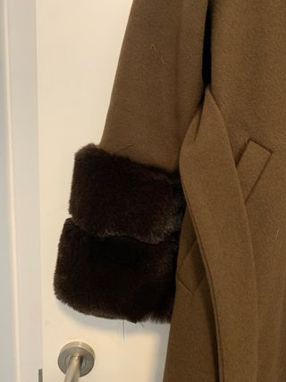 Chaqueta larga marrón con cuello de pelo