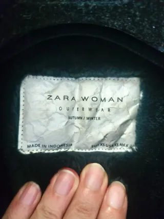 Abrigo negro Zara con capucha