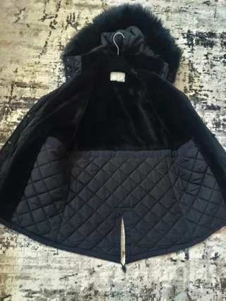 Abrigo negro Zara con capucha