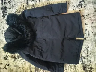 Abrigo negro Zara con capucha