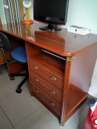 Escritorio clásico madera y metal