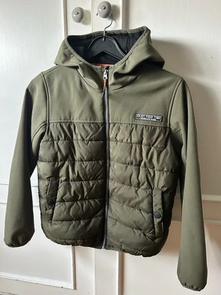 Chaqueta verde con capucha
