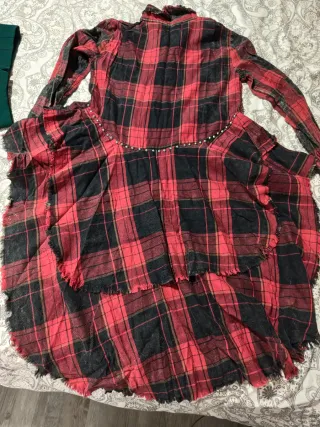 Camisa de cuadros roja y negra con cola