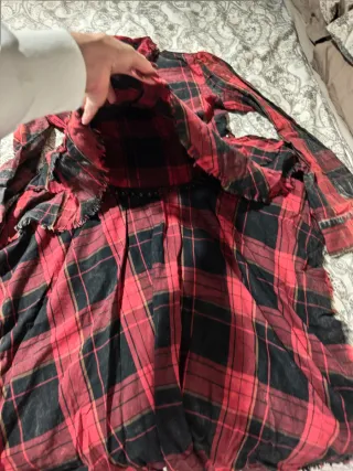 Camisa de cuadros roja y negra con cola