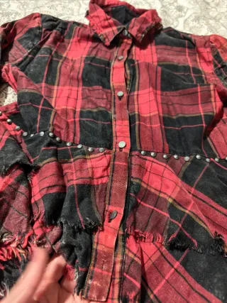 Camisa de cuadros roja y negra con cola