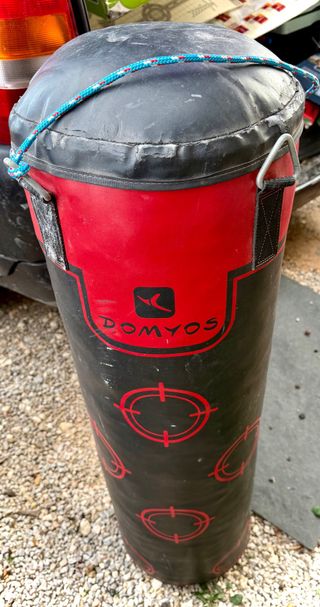 Saco de boxeo DOMYOS rojo y negro