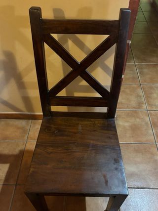 Mesa de comedor de madera rústica