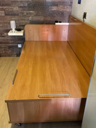 Cama con cajones de madera