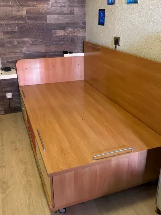 Cama con cajones de madera