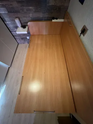Cama con cajones de madera