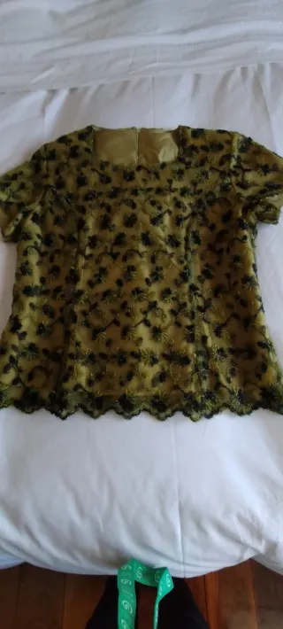 Top organza bordado verde y negro