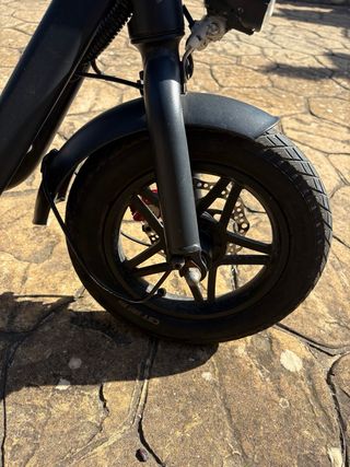 Patinete eléctrico gris