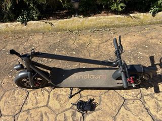 Patinete eléctrico gris