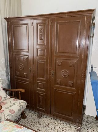 Armario de madera maciza marrón
