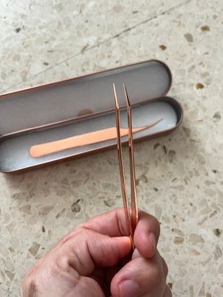 Estuche metálico dorado con encaje negro. Nuevo