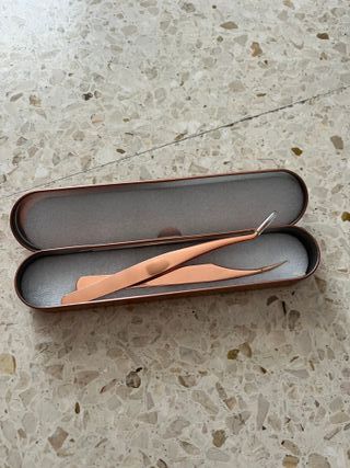 Estuche metálico dorado con encaje negro. Nuevo