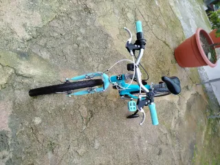 Bicicleta infantil azul con ruedines