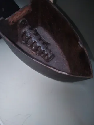 Plancha de carbón antigua con mango de madera