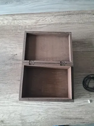 Caja de madera tallada