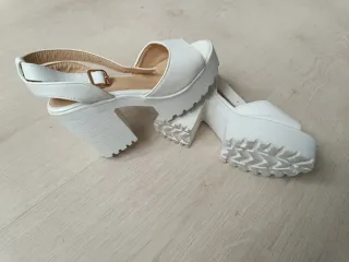 Sandalias plataforma y tacón ancho blancas