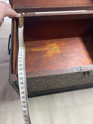 Cofre de madera tallada