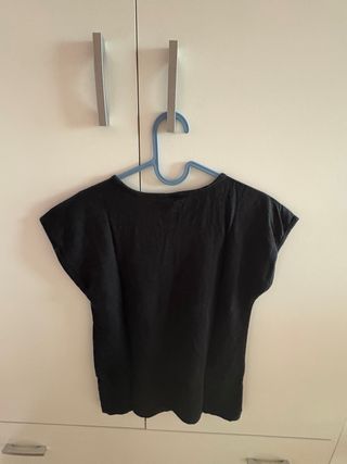 Camiseta negra con flecos y estampado ROAR