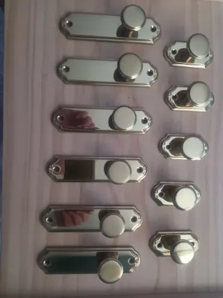 Tiradores y herrajes dorados