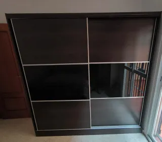 Armario puertas correderas madera y cristal