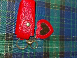 Portachiavi con nome Laura e cuore specchio