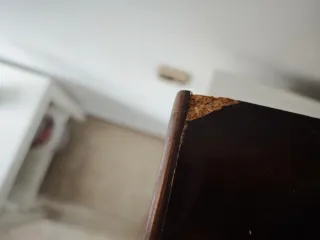 Perchero de madera con detalles de mimbre