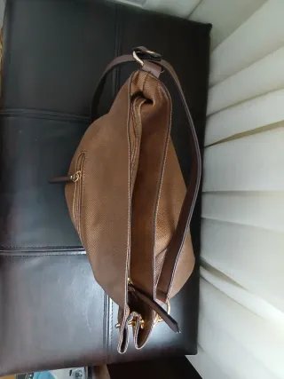 Bolso marrón versátil y elegante