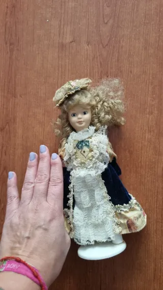 Muñeca de porcelana pequeña