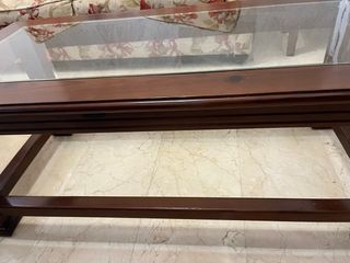 Mesa baja de madera y cristal