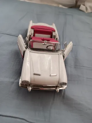 Coche miniatura clásico blanco, escala 1/24