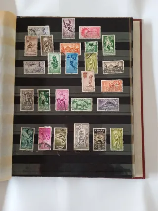 Álbum de sellos de España. Más dos archivadores.