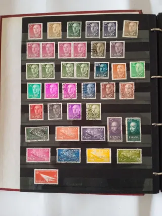 Álbum de sellos de España. Más dos archivadores.