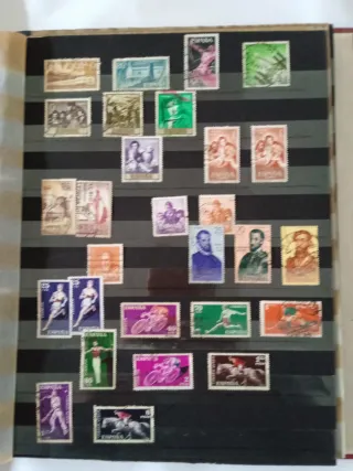 Álbum de sellos de España. Más dos archivadores.