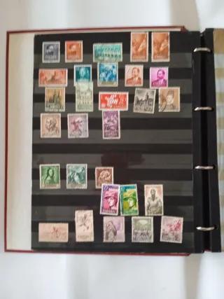 Álbum de sellos de España. Más dos archivadores.