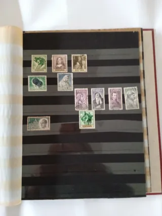 Álbum de sellos de España. Más dos archivadores.