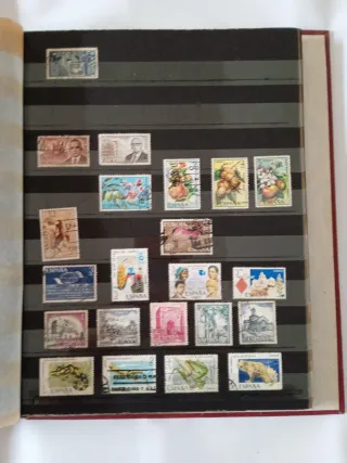 Álbum de sellos de España. Más dos archivadores.