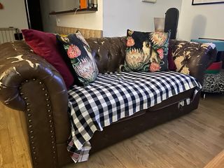 REGALO Sofá Chester 2 Plazas Polipiel Marrón.