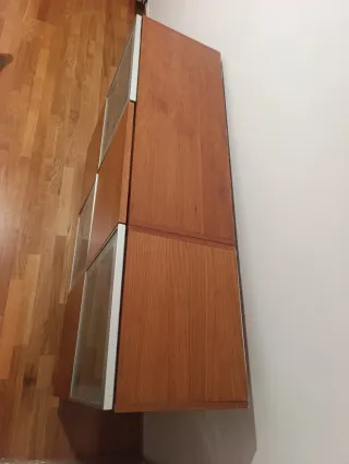 Mueble madera y cristal