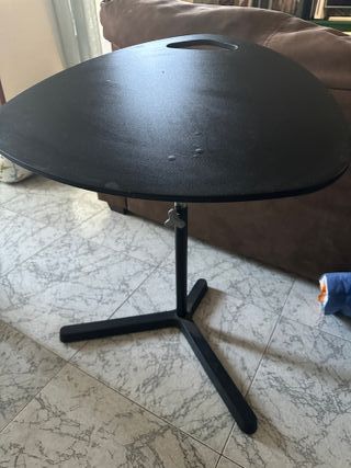 Mesa auxiliar negra triangular
