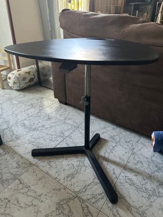 Mesa auxiliar negra triangular