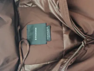 Plumífero marrón con capucha