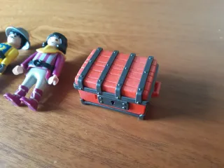 2 Figuras Playmobil Piratas Cofre Rojo