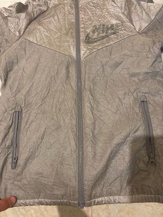 Chaqueta Nike gris con capucha